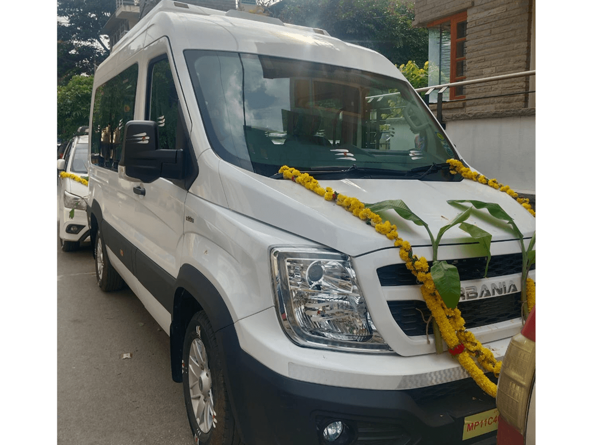 7 Seater Luxury Tempo Traveller